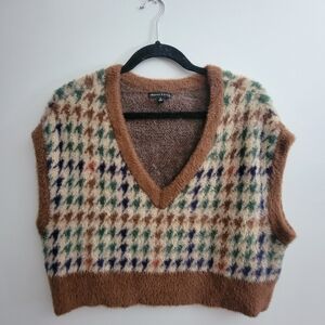 Kendall & Kylie Oversized Houndstooth V-Neck Fuzzy Vest - size small